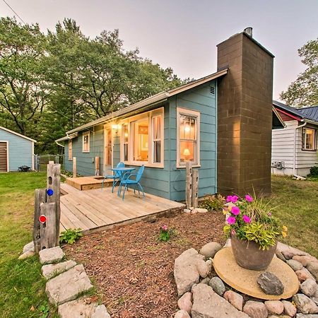 East Tawas Cabin With Deck, Backyard And Fire Pit! Экстерьер фото