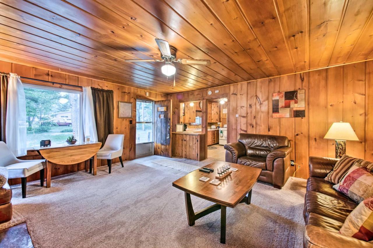 East Tawas Cabin With Deck, Backyard And Fire Pit! Экстерьер фото