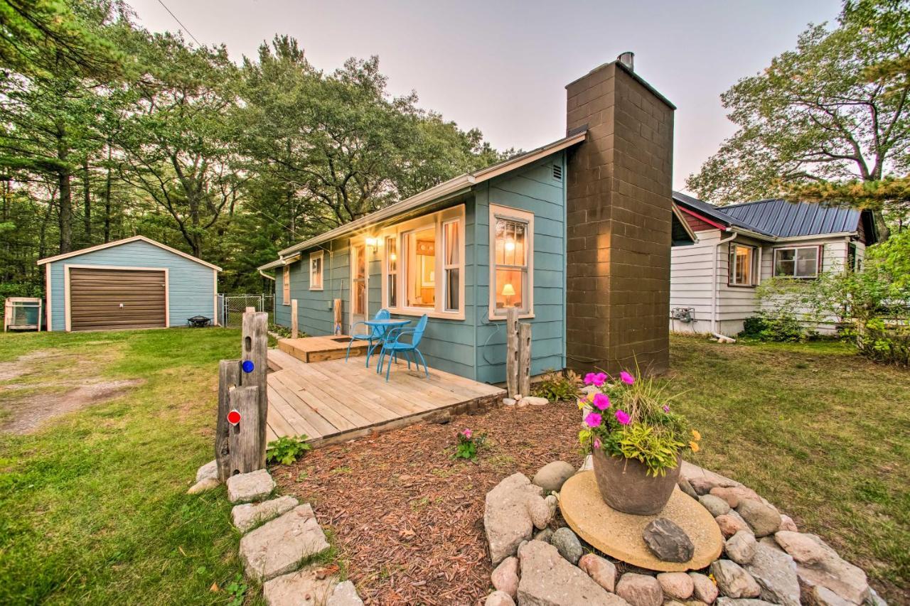East Tawas Cabin With Deck, Backyard And Fire Pit! Экстерьер фото