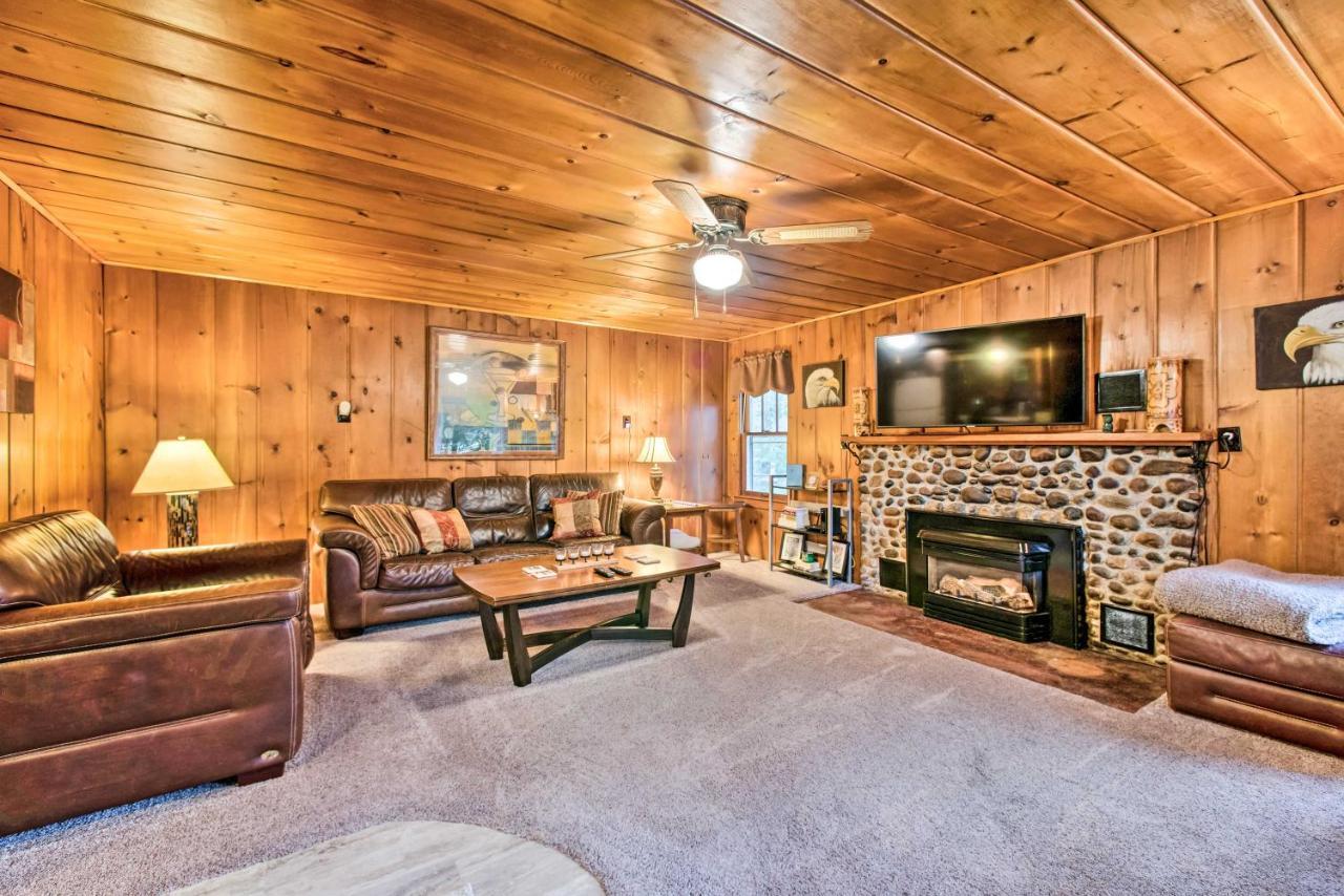 East Tawas Cabin With Deck, Backyard And Fire Pit! Экстерьер фото