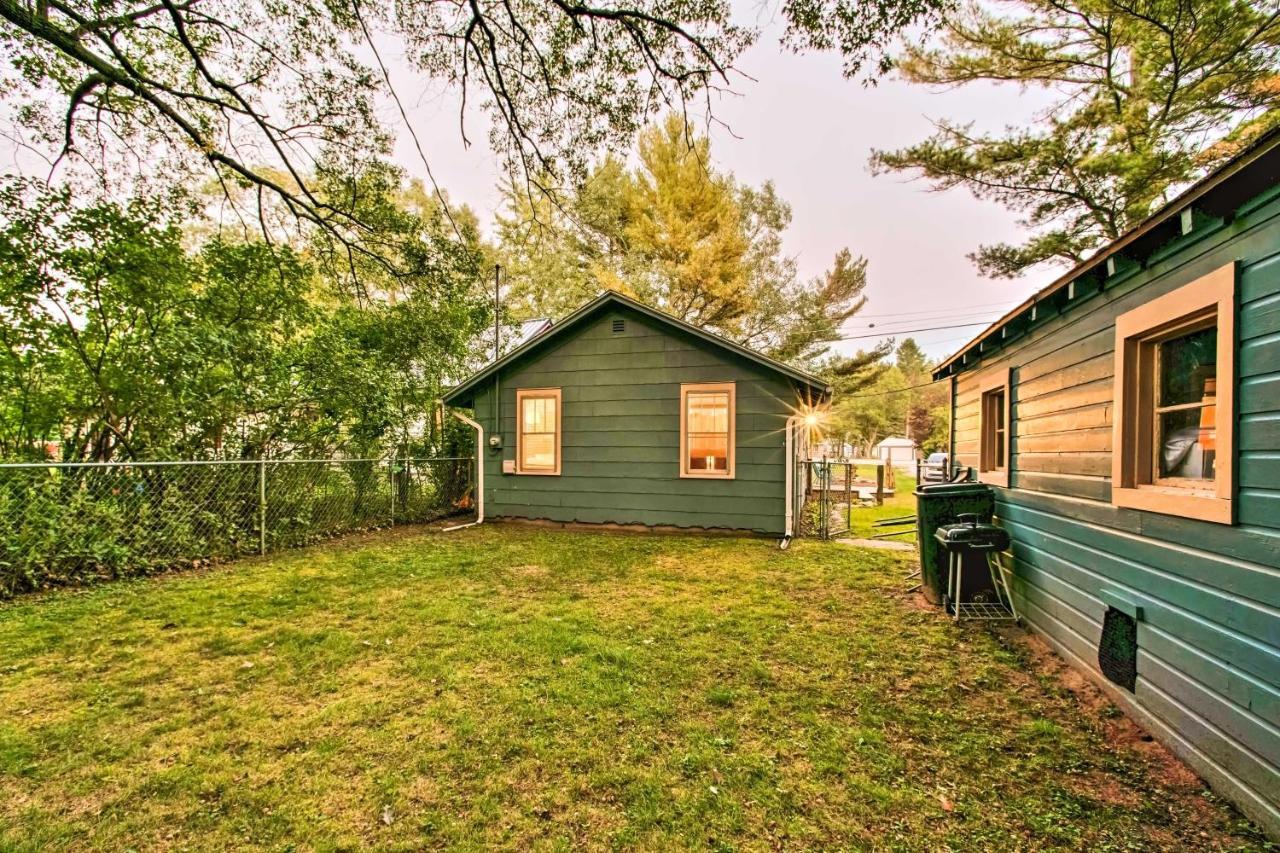 East Tawas Cabin With Deck, Backyard And Fire Pit! Экстерьер фото