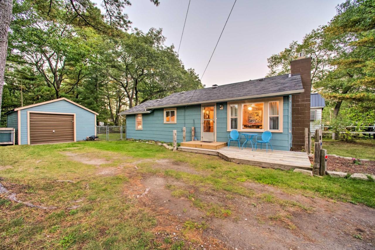 East Tawas Cabin With Deck, Backyard And Fire Pit! Экстерьер фото