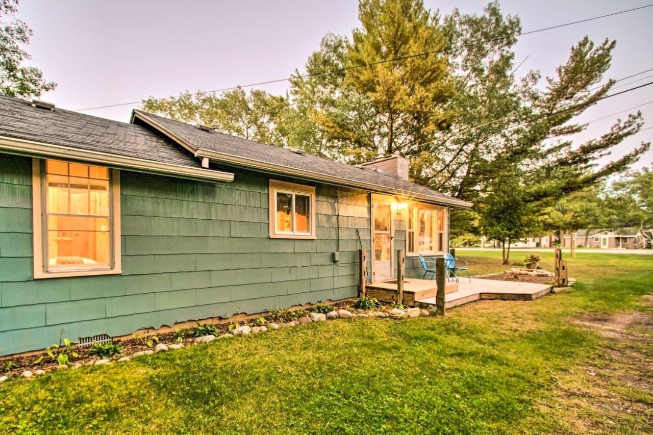 East Tawas Cabin With Deck, Backyard And Fire Pit! Экстерьер фото