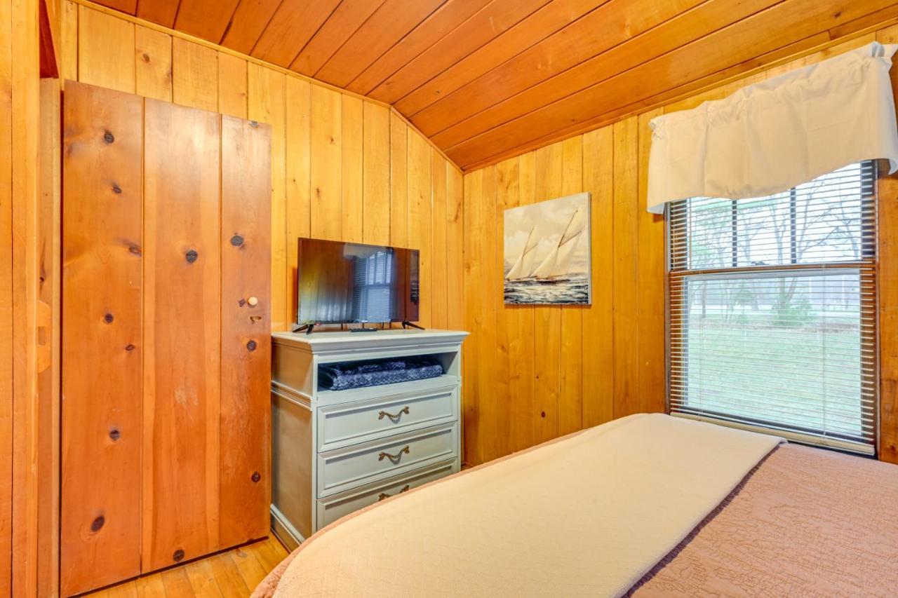East Tawas Cabin With Deck, Backyard And Fire Pit! Экстерьер фото